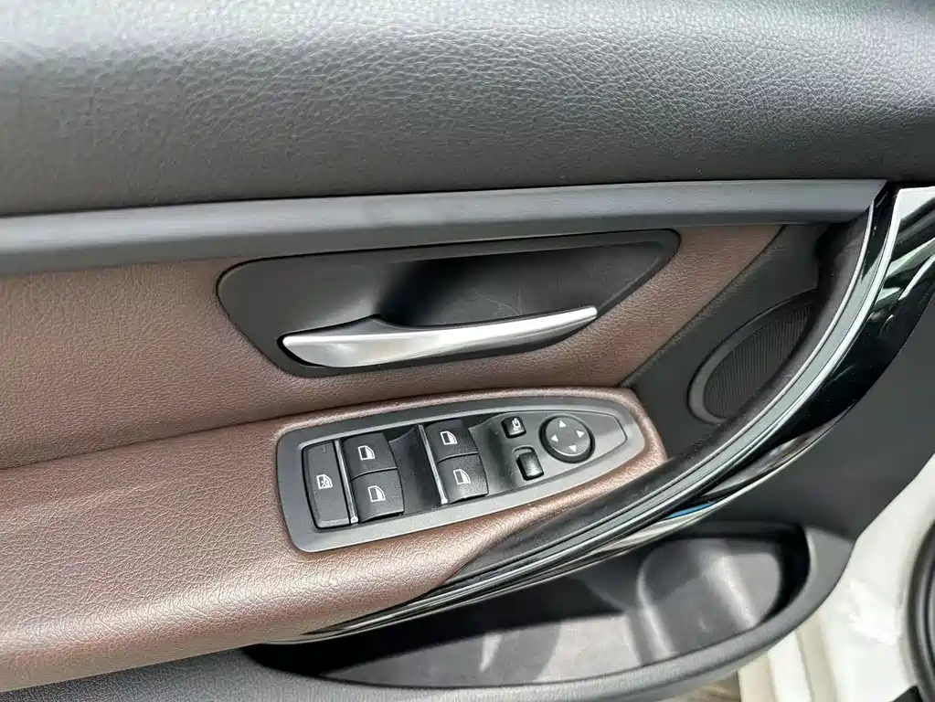BMW 3 Series 2018 — фото 19