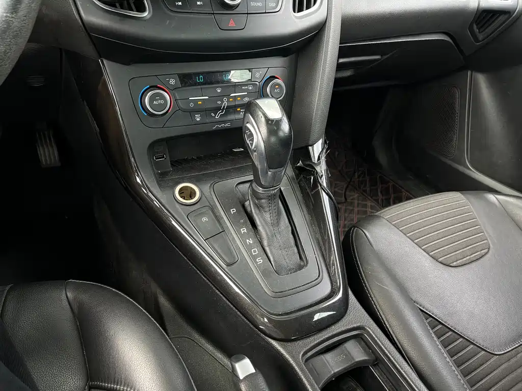 Ford Focus 2015 — фото 10