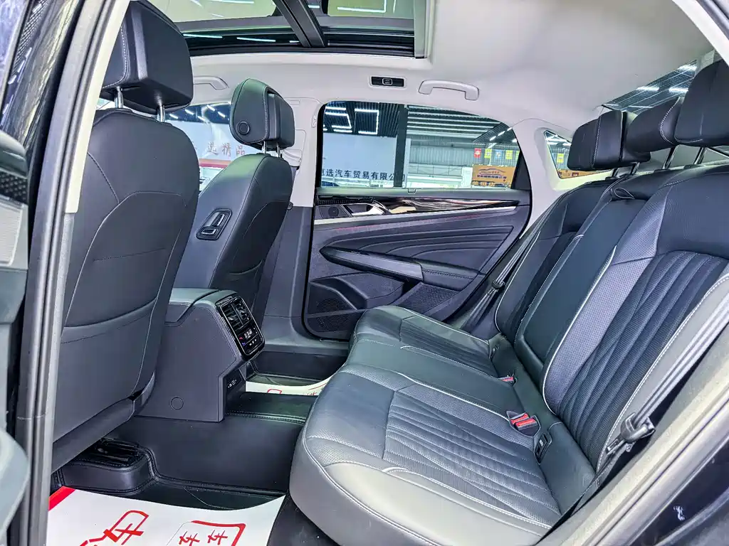 Volkswagen Passat 2023 — фото 17