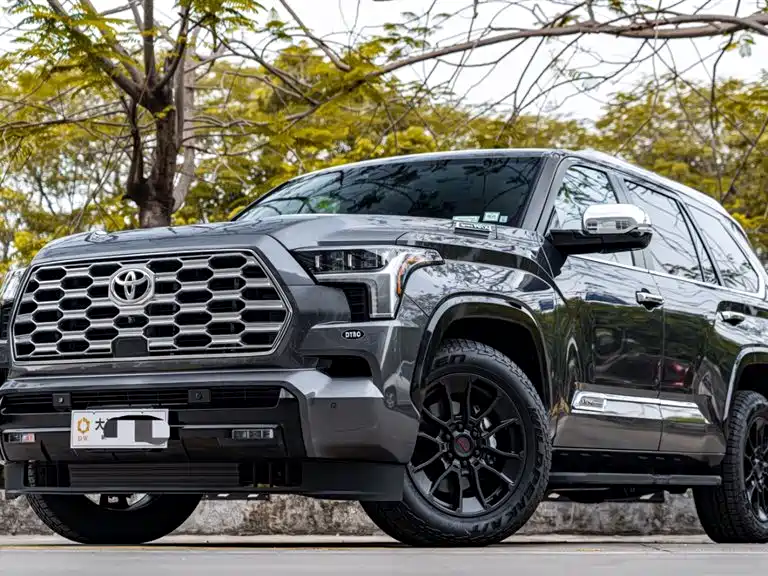 Toyota Sequoia — фото 1