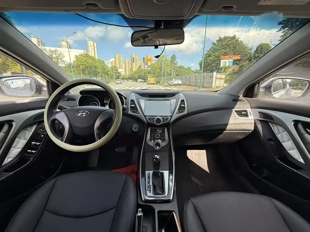 Hyundai Elantra 2015 — фото 14