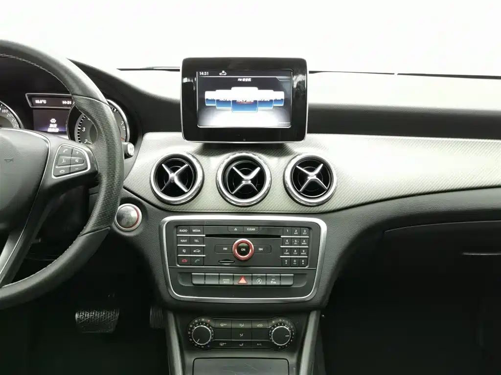 Mercedes-Benz GLA 2016 — фото 12