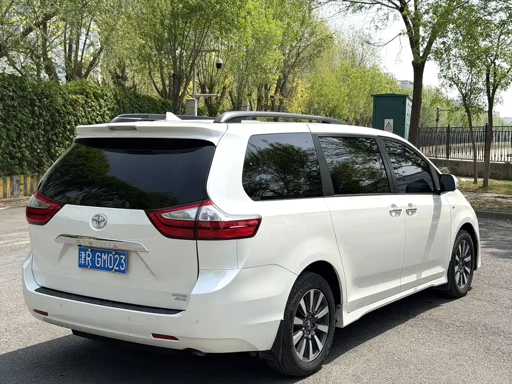 Toyota Sienna 2019 — фото 9