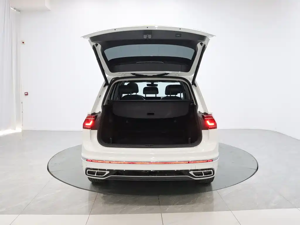 Volkswagen Tiguan L 2024 — фото 9