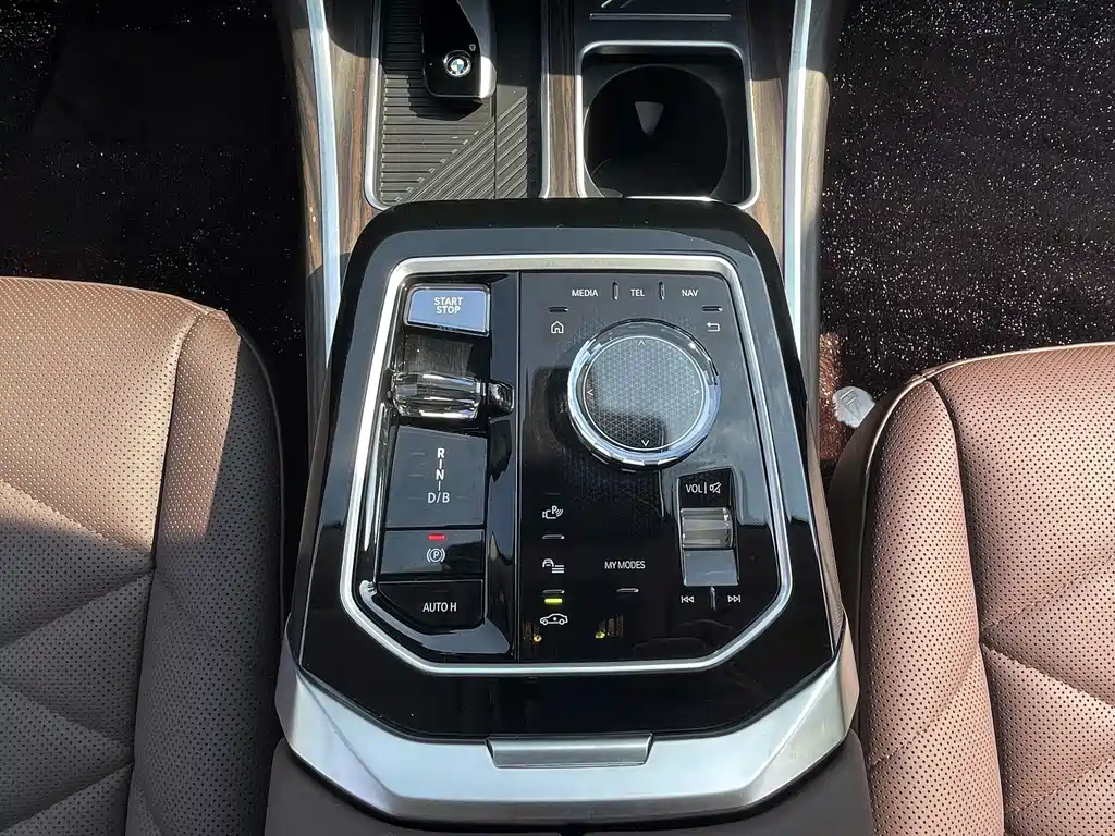 BMW i7 2025 — фото 11