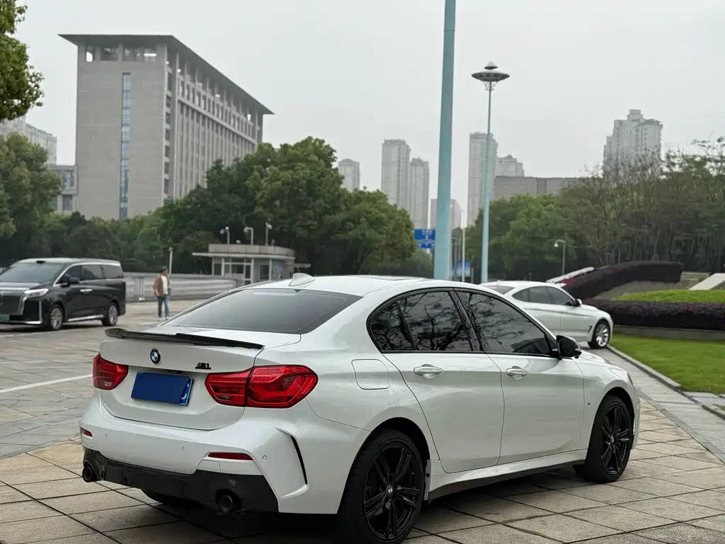 BMW 1 Series 2022 — фото 15