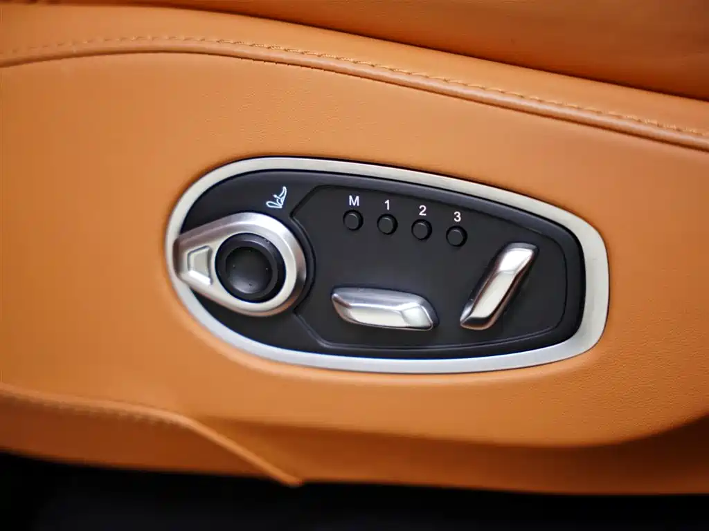 Aston Martin DBX 2023 — фото 36