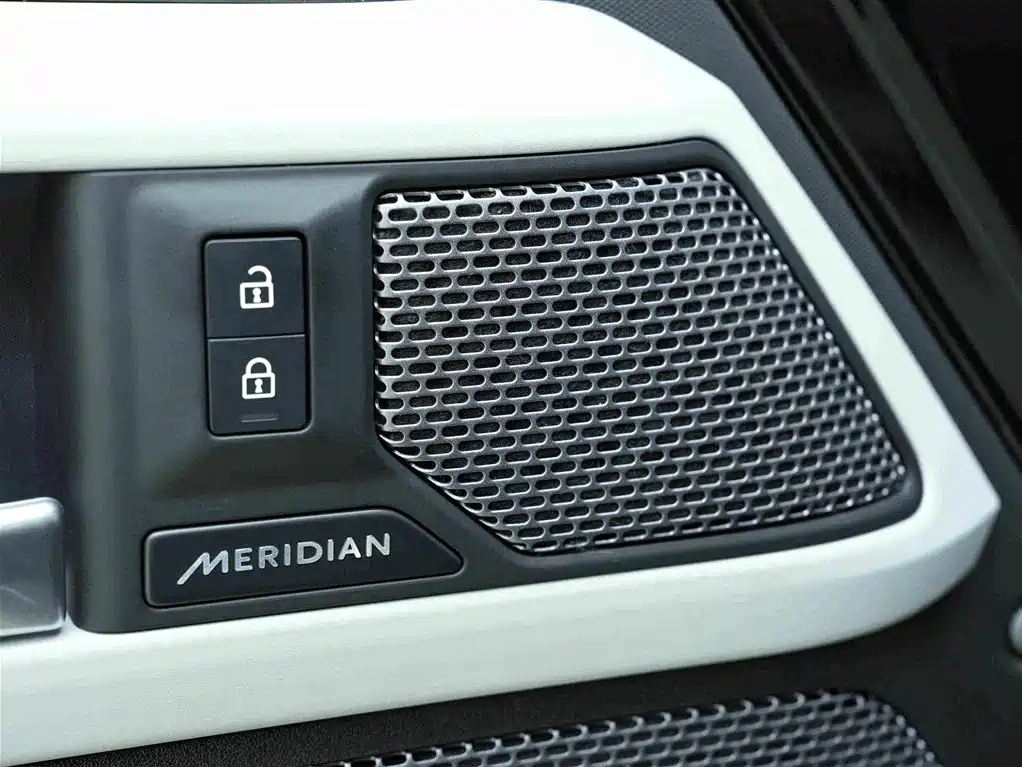 Land Rover Defender 2024 — фото 15
