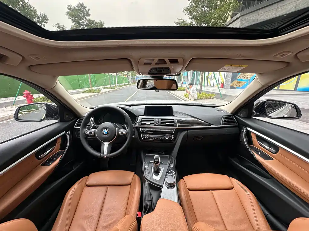 BMW 3 Series 2018 — фото 11