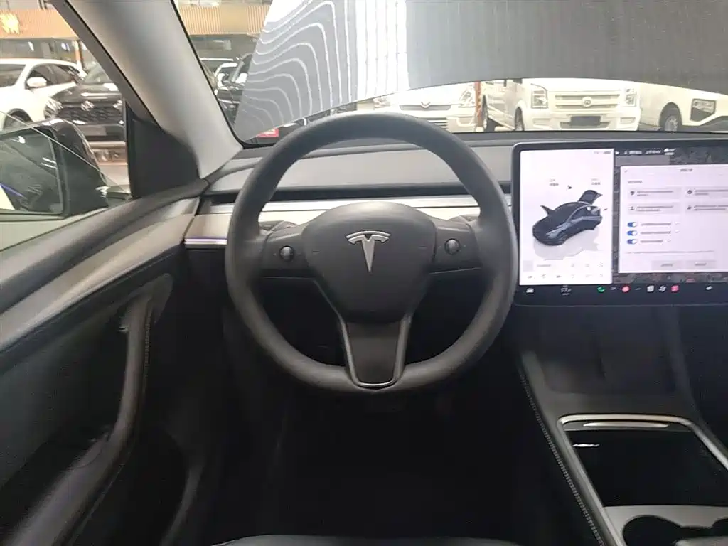 Tesla Model Y 2025 — фото 11
