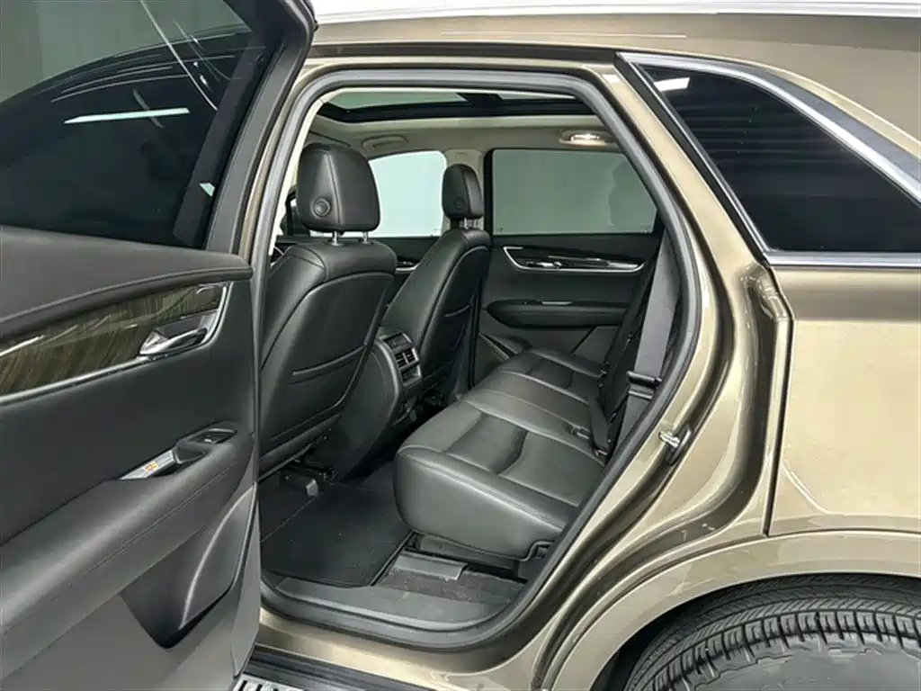 Cadillac XT5 2017 — фото 11