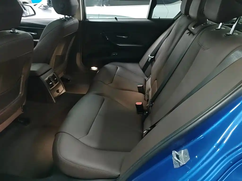 BMW 3 Series 2018 — фото 17