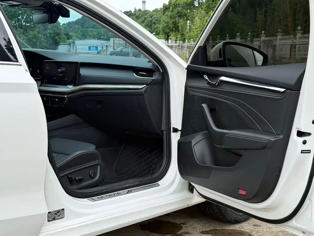 Skoda Octavia 2023 — фото 12