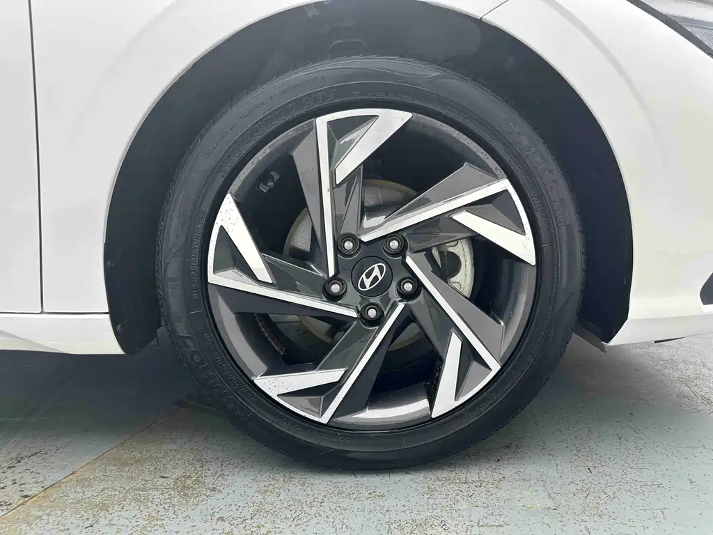 Hyundai Elantra 2023 — фото 8