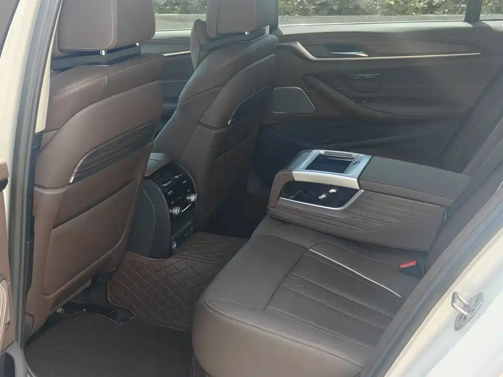 BMW 5 Series 2021 — фото 17