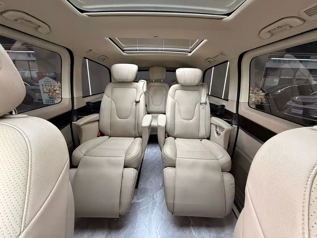 Mercedes-Benz V-Class 2022 — фото 15