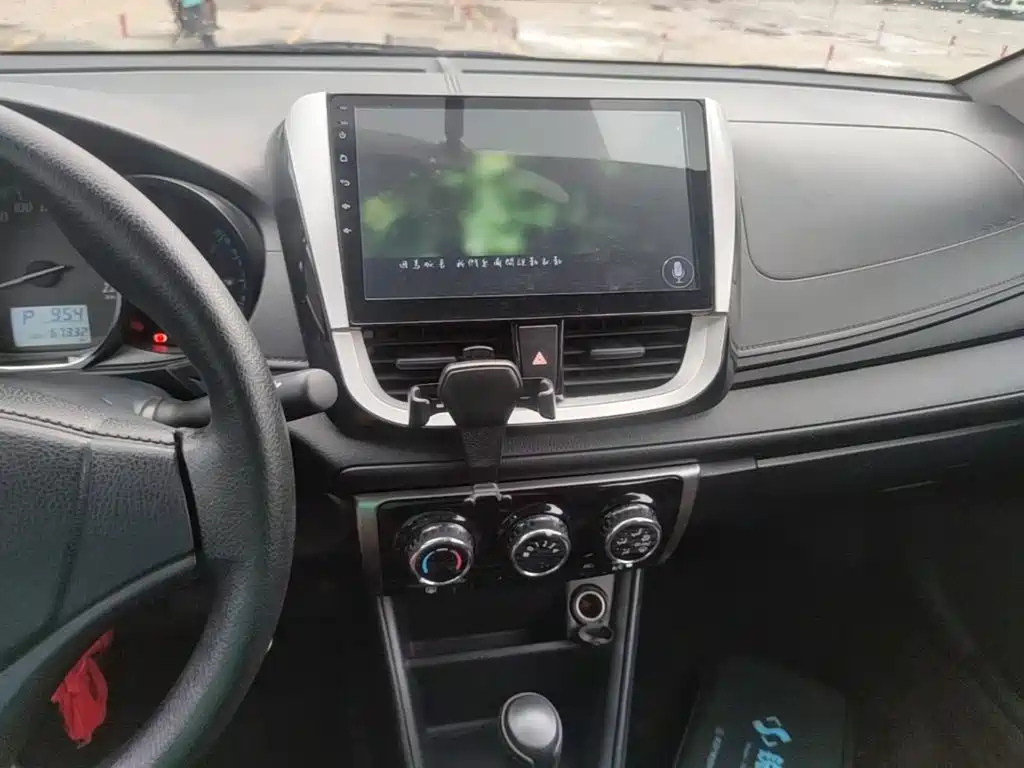 Toyota Yaris L 2017 — фото 13