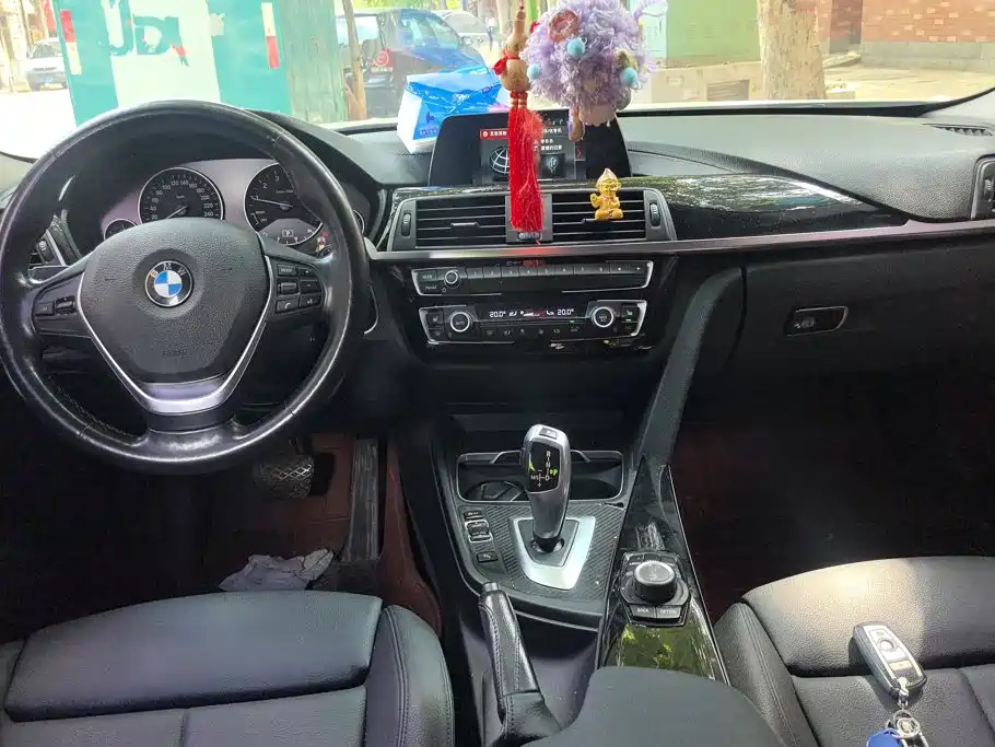 BMW 3 Series 2018 — фото 12