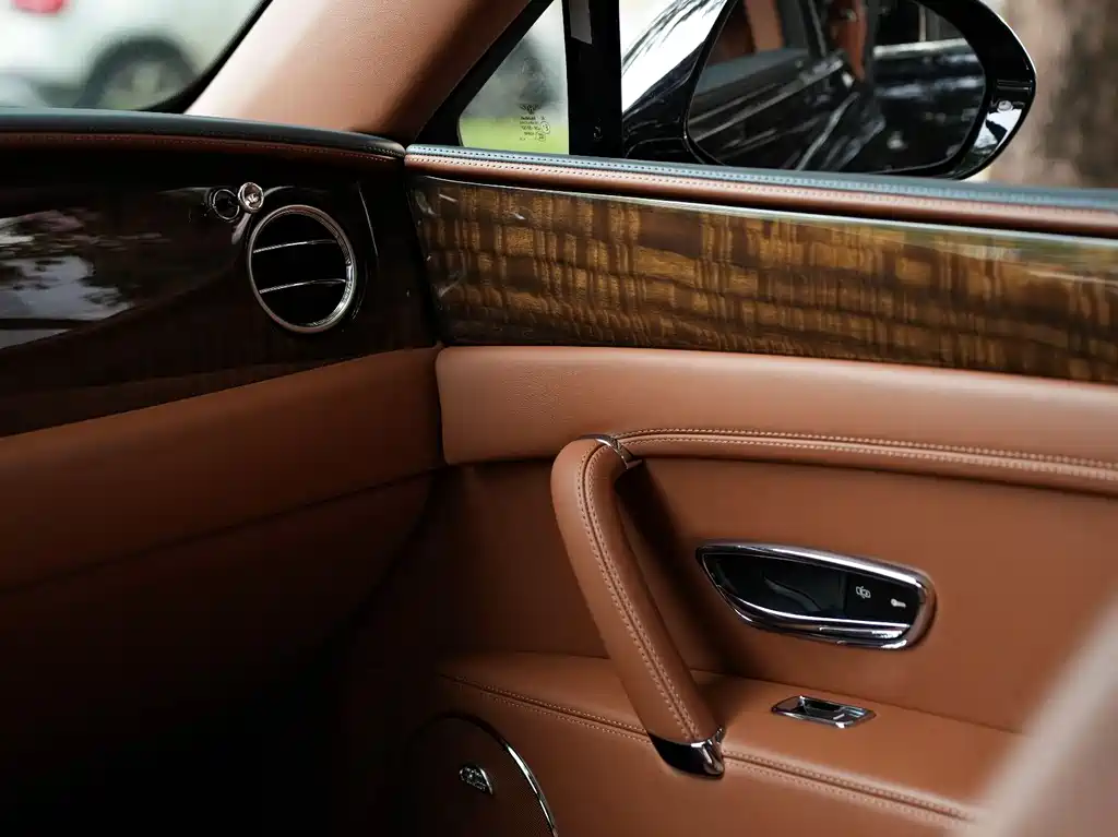 Bentley Flying Spur 2018 — фото 12