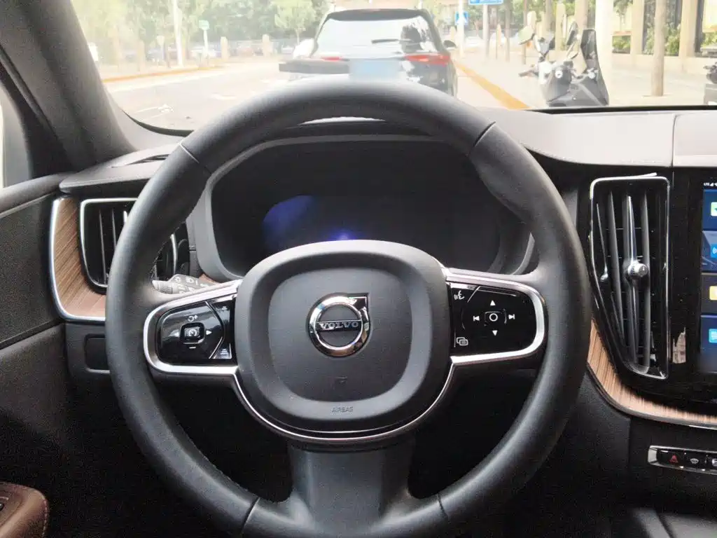 Volvo XC60 2022 — фото 3