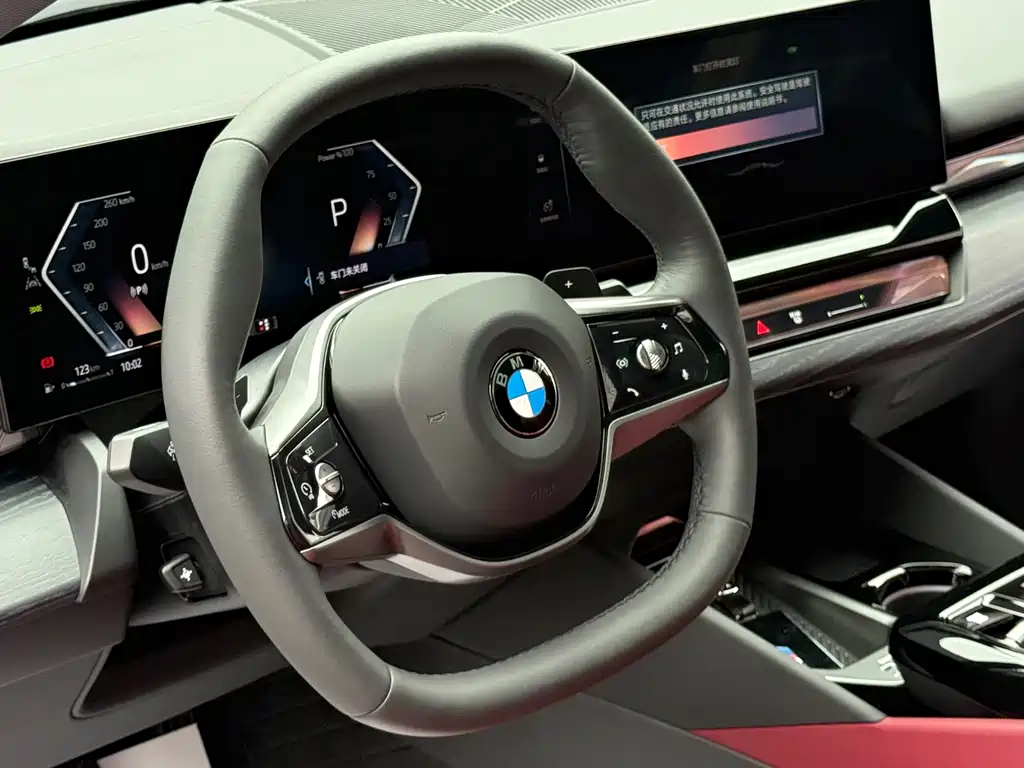 BMW 5 Series 2025 — фото 16