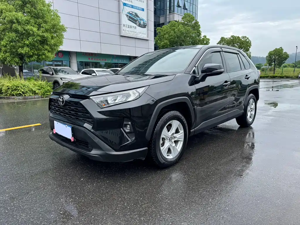 Toyota RAV4 2023 — фото 4