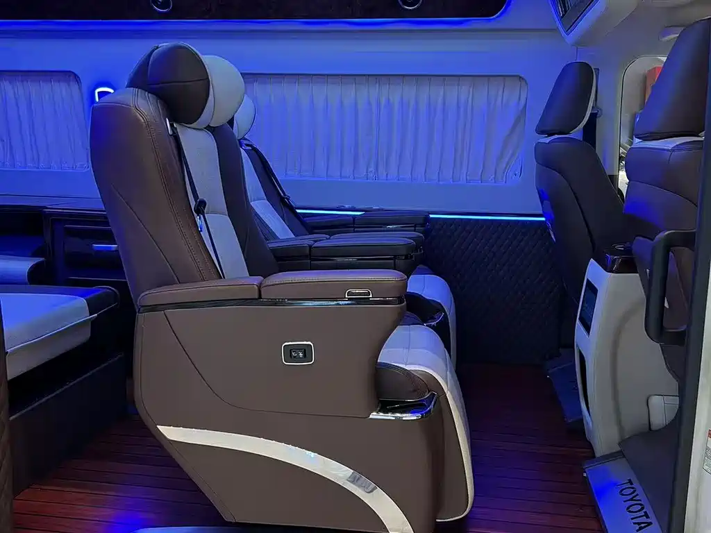 Toyota Hiace 2021 — фото 10