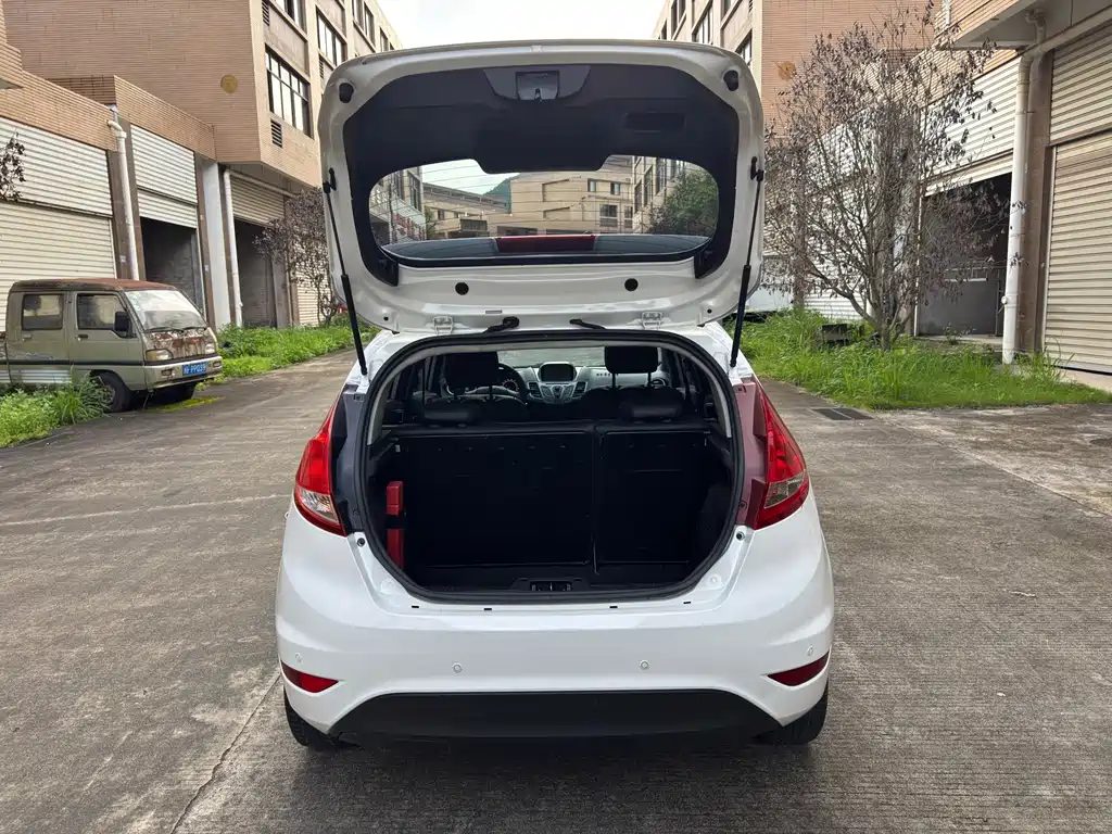 Ford Fiesta 2015 — фото 7