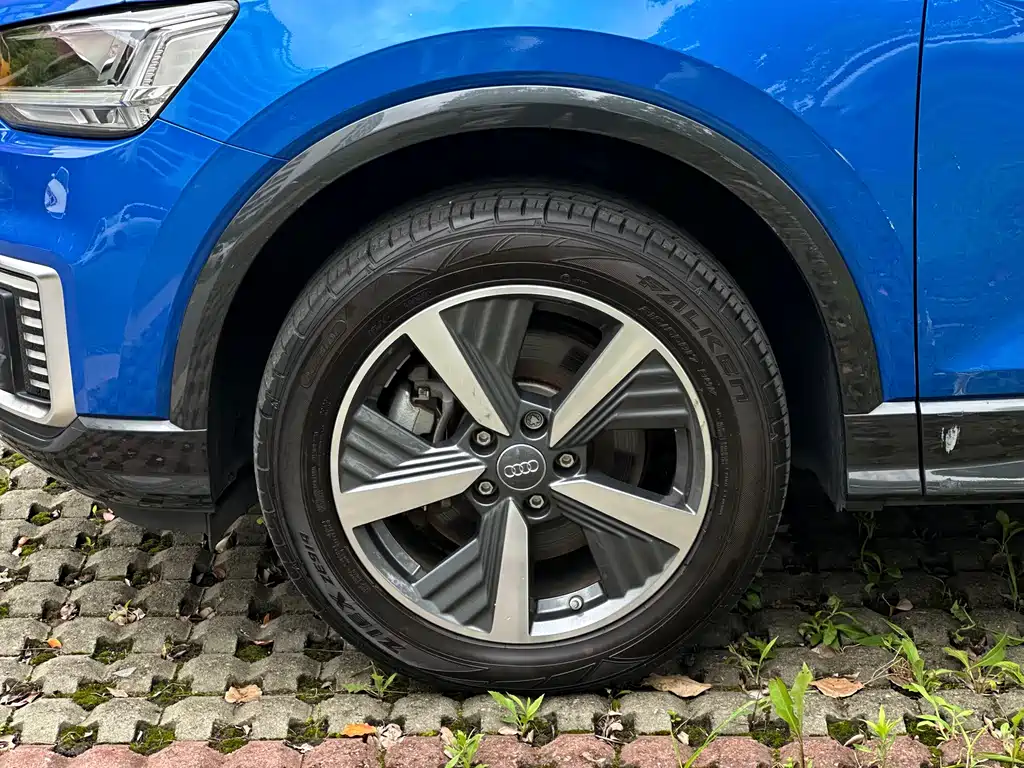 Audi Q2L E-Tron 2020 — фото 30