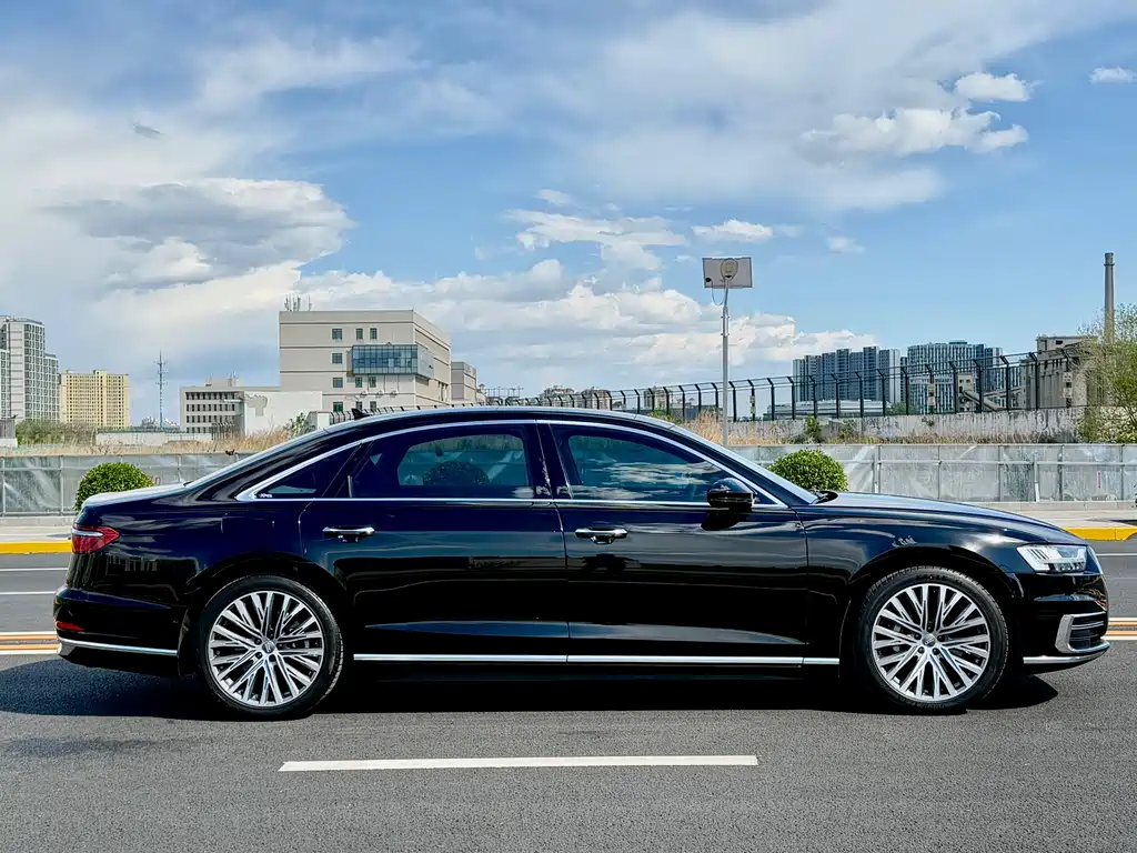 Audi A8 2019 — фото 8