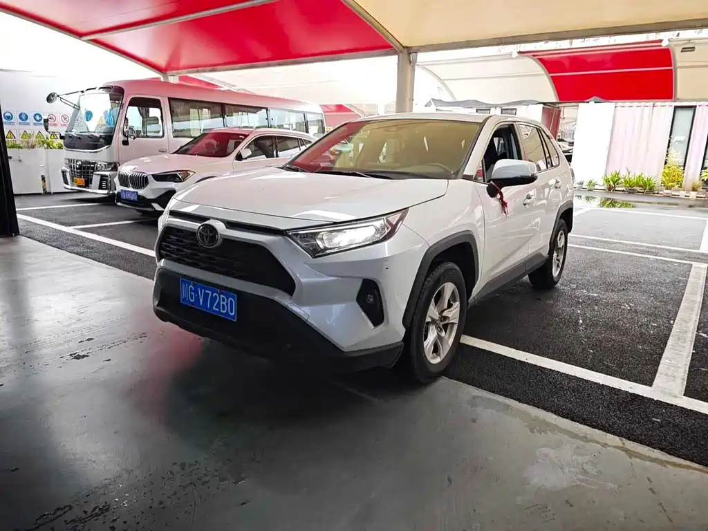 Toyota RAV4 2023 — фото 1