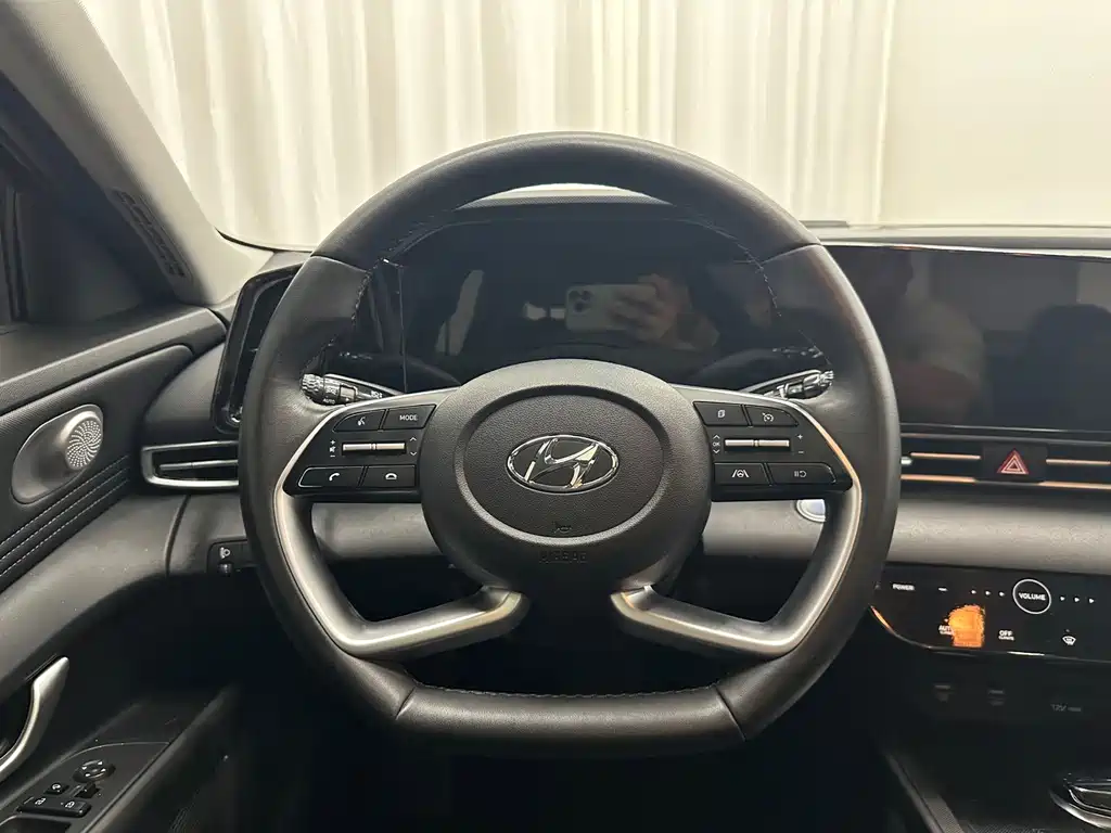 Hyundai Elantra 2023 — фото 10