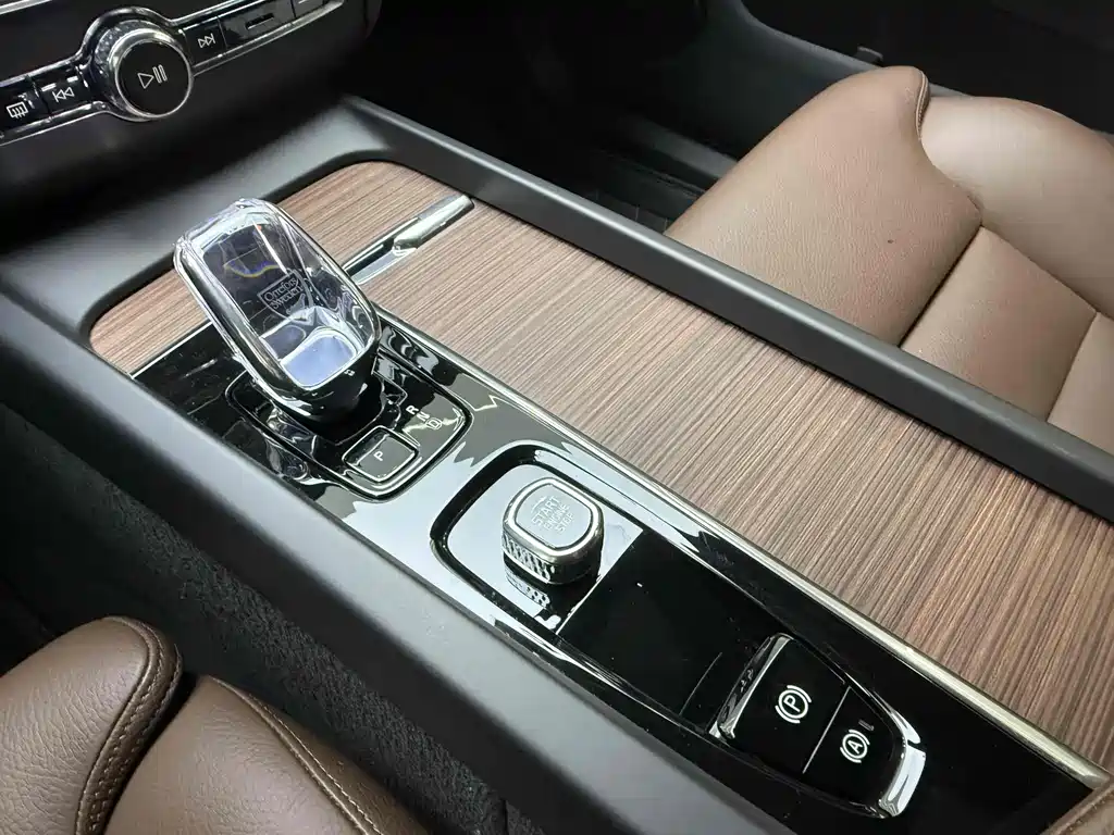 Volvo XC60 PHEV 2024 — фото 12