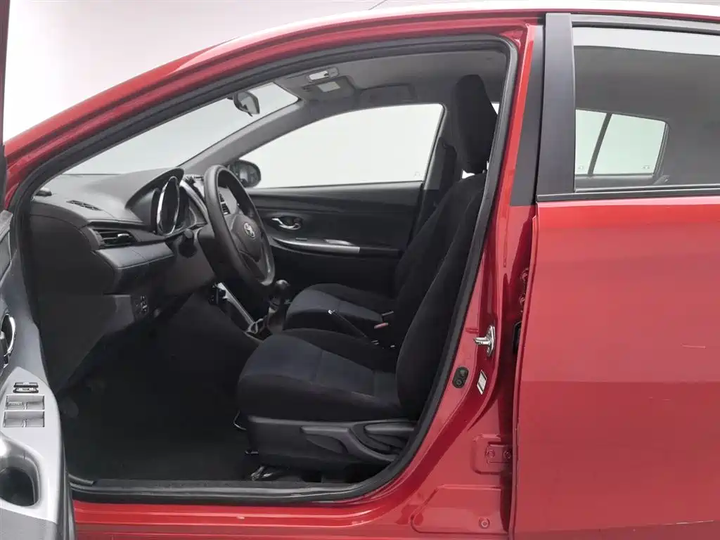 Toyota Yaris L 2015 — фото 10