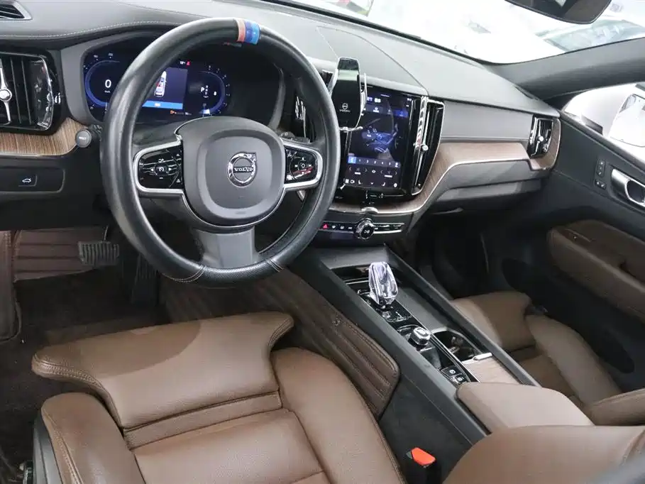 Volvo XC60 2023 — фото 10