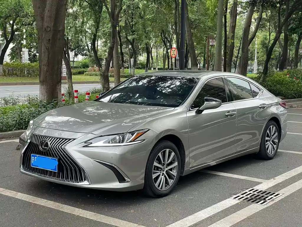 Lexus ES 2019 — фото 1
