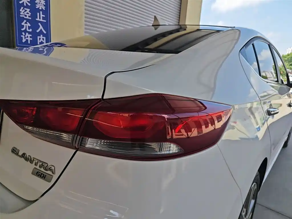 Hyundai Elantra 2018 — фото 8