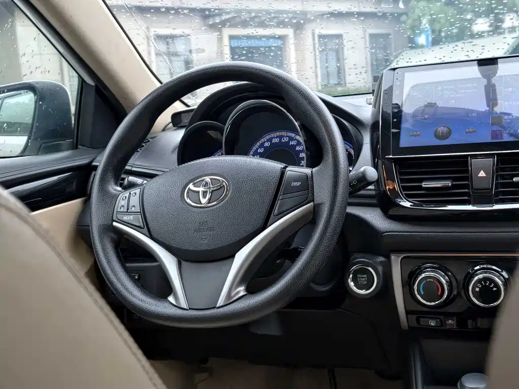 Toyota Yaris L 2016 — фото 13