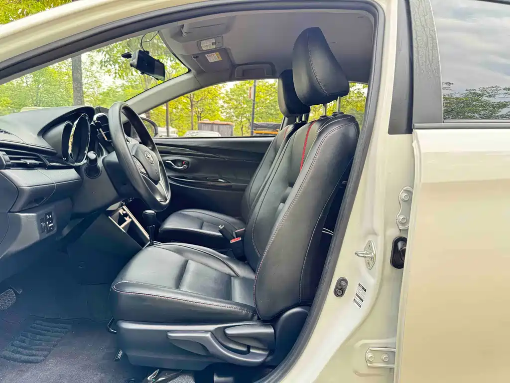 Toyota Yaris L 2022 — фото 9