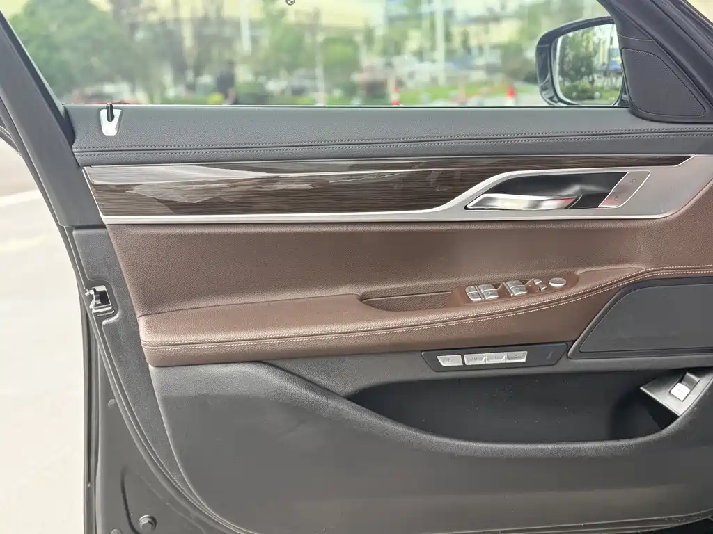 BMW 7 Series 2017 — фото 21
