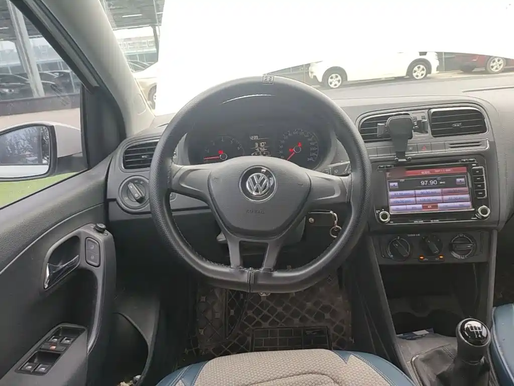 Volkswagen Polo 2017 — фото 11