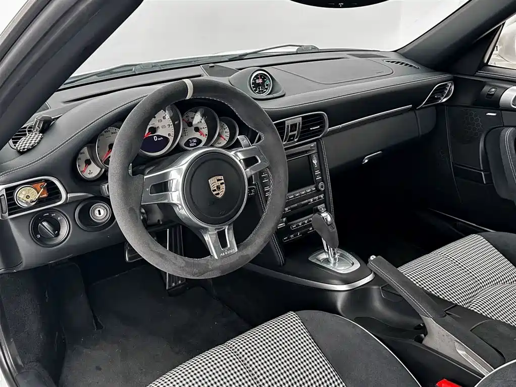 Porsche 911 2011 — фото 10