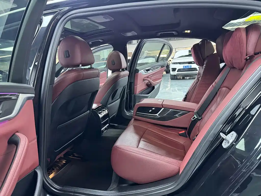 BMW 5 Series 2018 — фото 12