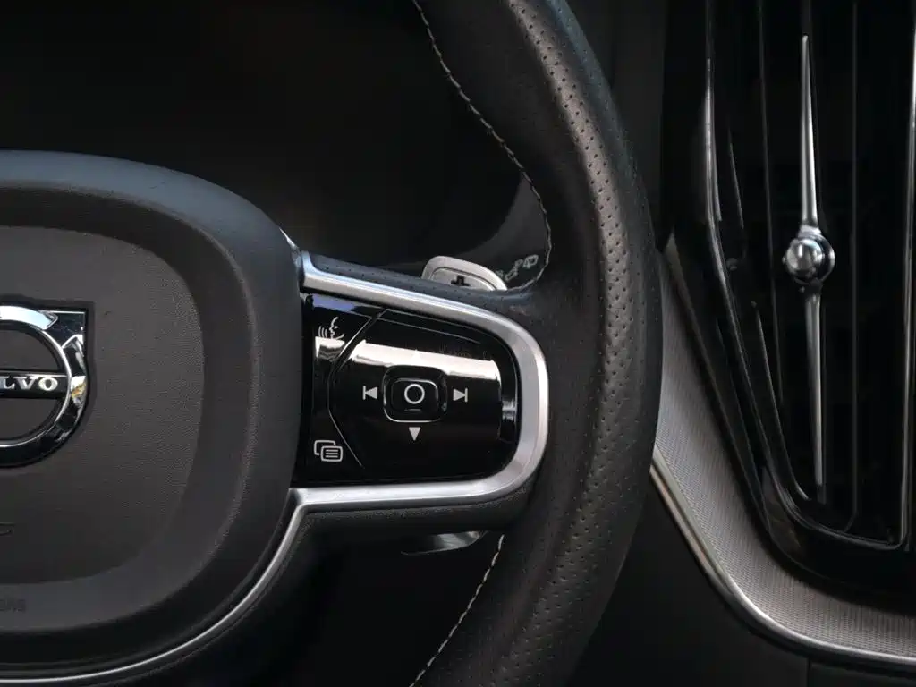 Volvo XC60 2018 — фото 23