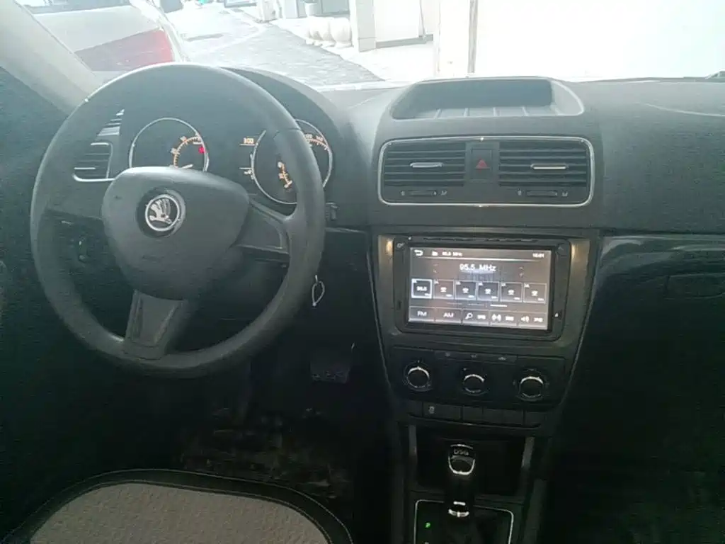 Skoda Yeti 2017 — фото 10