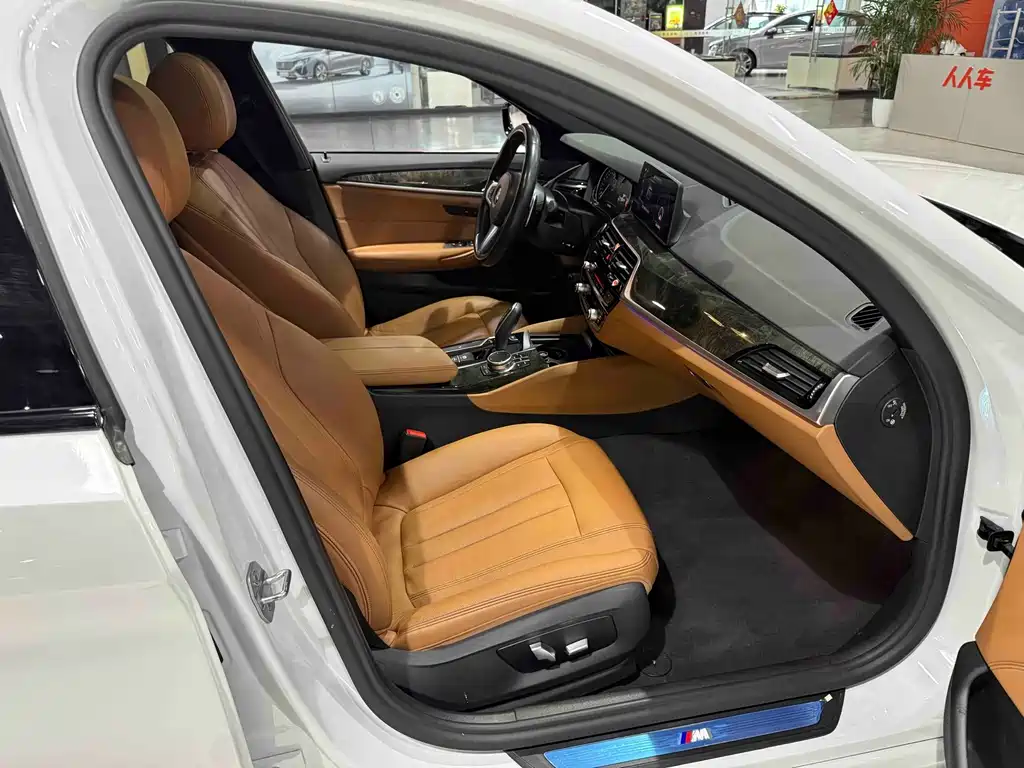BMW 5 Series 2018 — фото 25