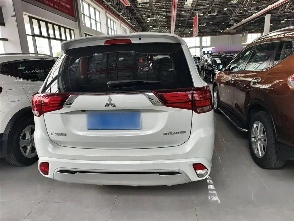 Mitsubishi Outlander 2022 — фото 13