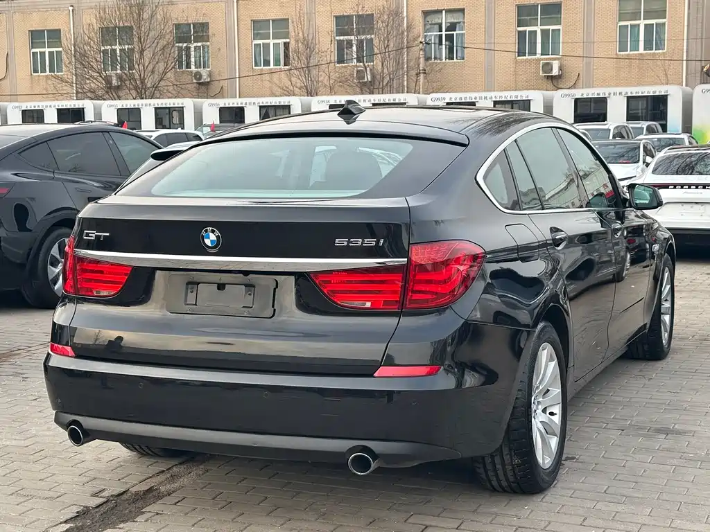 BMW 5 Series GT 2012 — фото 13