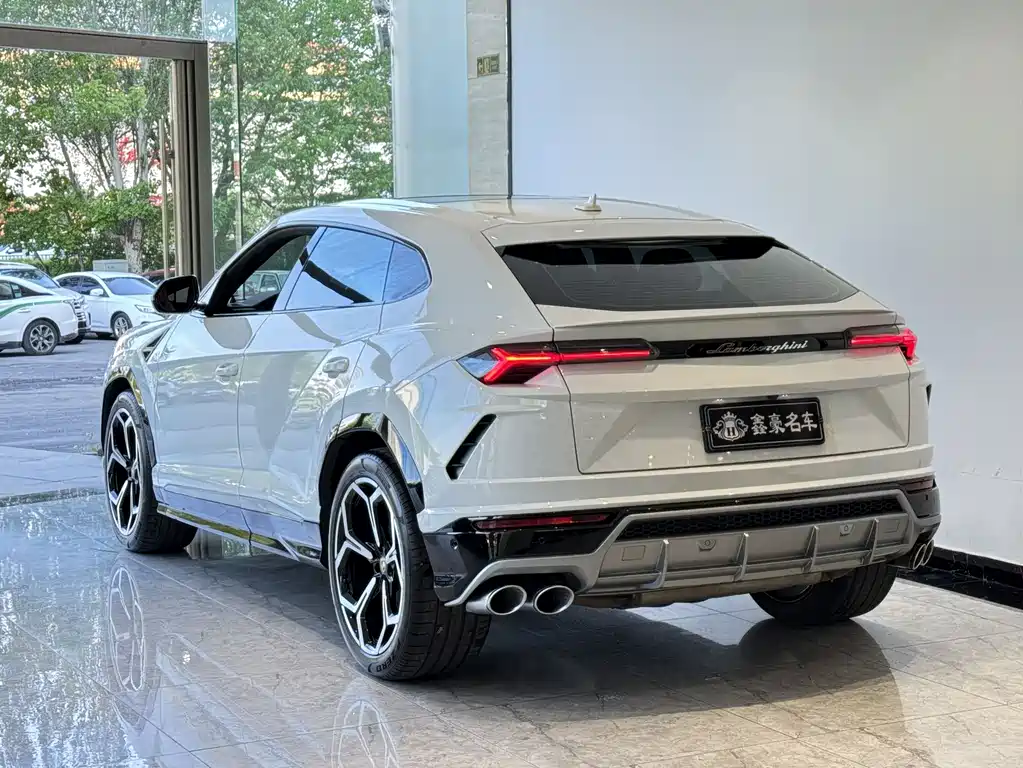 Lamborghini Urus 2018 — фото 30