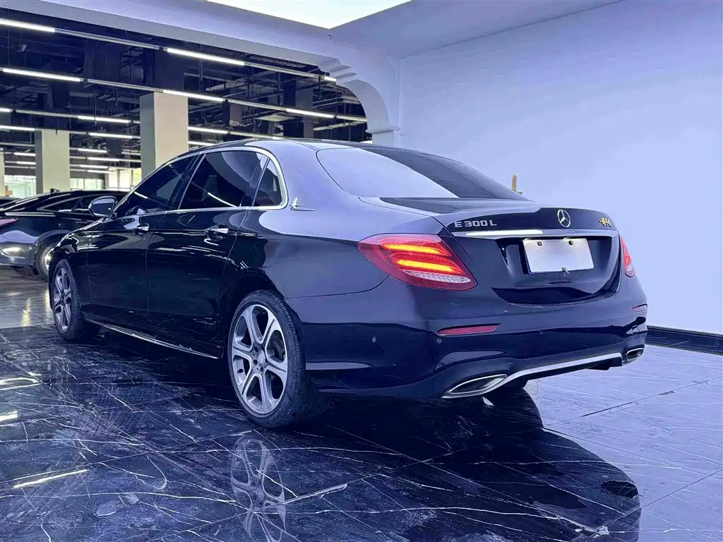 Mercedes-Benz E-Class 2017 — фото 16